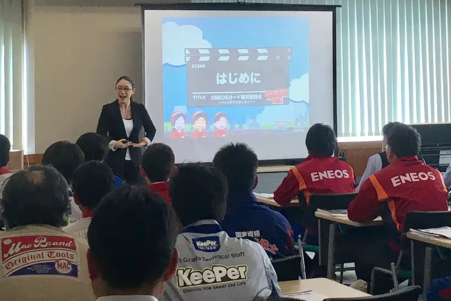 ENEOSカード獲得勉強会で、ユニフォーム姿の受講者に語りかける講師