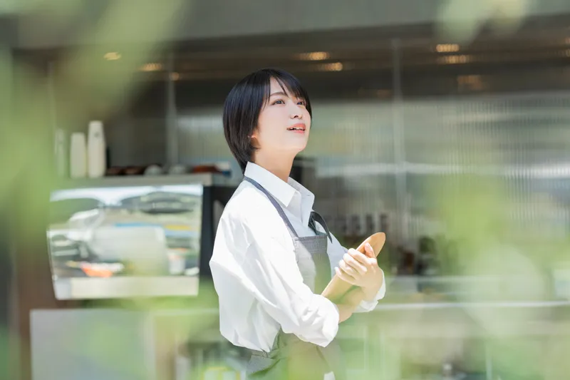 カフェのカウンターで働く女性スタッフ