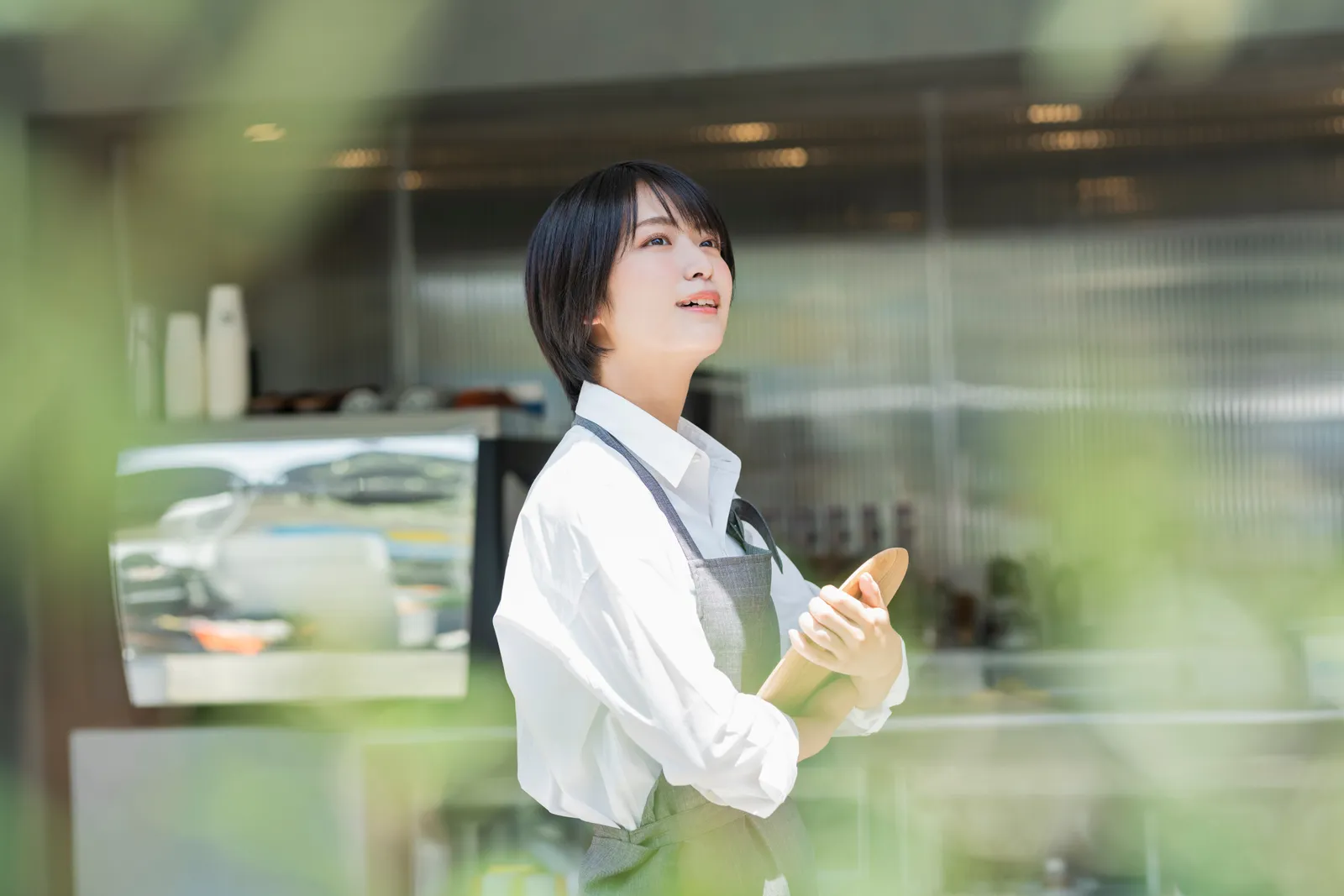 カフェのカウンターで働く女性スタッフ