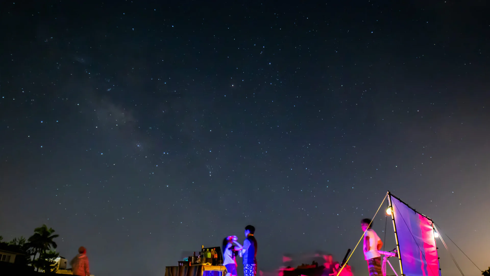 カヌチャリゾートの星空の下で語り合う